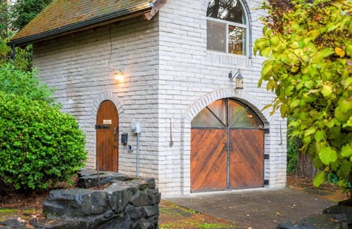 Amazon House | Golf Course Guest house