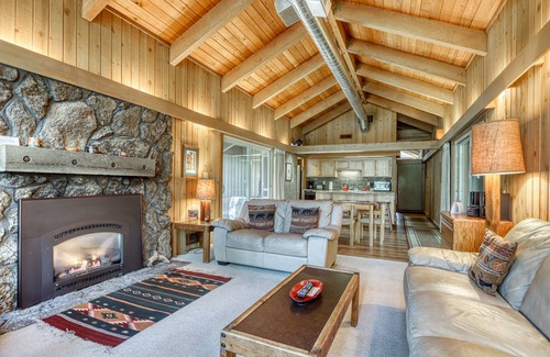 Black Butte Ranch House | Golf course home with hot tubs & pools