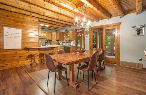 Burnips Cabin | Golf Course Log Cabin with Hot Tub & Movie Theater