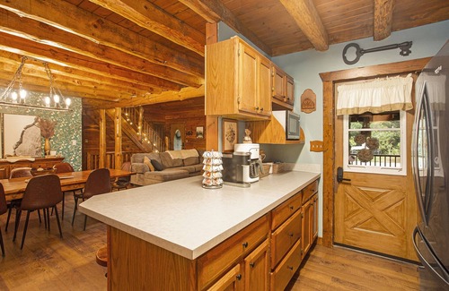 Burnips Cabin | Golf Course Log Cabin with Hot Tub & Movie Theater