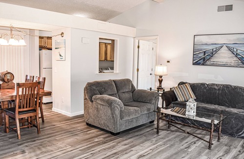 Osage Beach House | Golf course Margaritaville resort area! Pet friendly