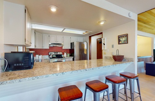 Bainbridge Island House | Golf-course-view house with deck, fireplace, grill, pet friendly - near ferry