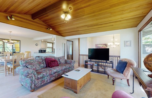 Bainbridge Island House | Golf-course-view house with deck, fireplace, grill - near ferry