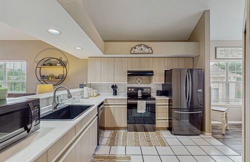 Branson Condo | Golf course view condo with sunroom, washer/dryer & pool