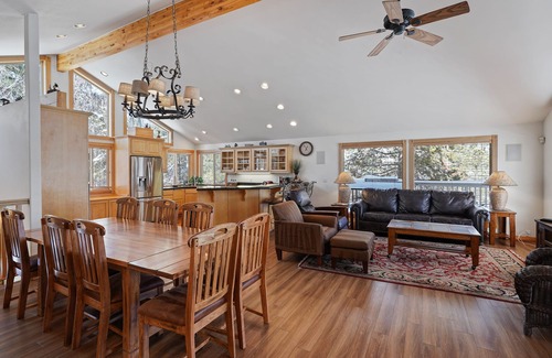 Sunriver House | Golf Course Views, Hot Tub, SHARC Passes, Perfect for a Family Getaway
