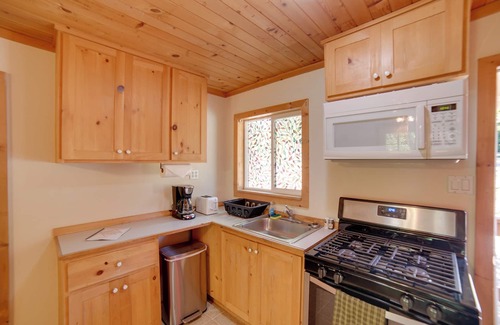 Middletown Cottage | Golf & Hike: Cobb Mountain Cabin in Scenic Forest!