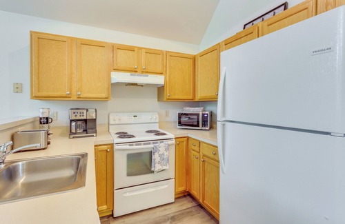 The Woods House | Golf + Hike: Home w/Resort Perks in Hedgesville