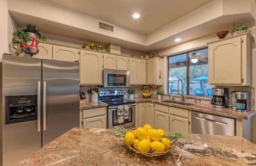 Gold Canyon House | GOLF Oasis, MT Views, Htd POOL, Spa, Putt Green, Shuffleboard, Direct TV, 2 Bikes