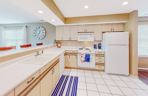 Branson Condo | Golf resort condo with fairway views, pool, enclosed porch, AC, & washer/dryer