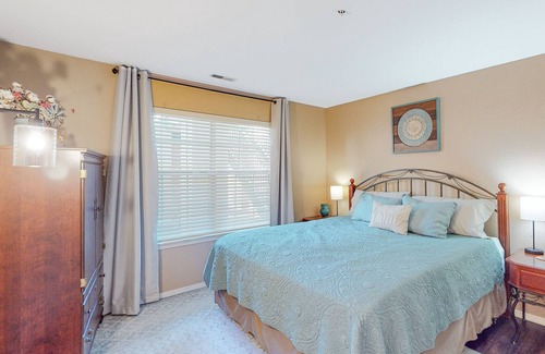 Branson Condo | Golf resort condo with fairway views, pool, enclosed porch, AC, & washer/dryer