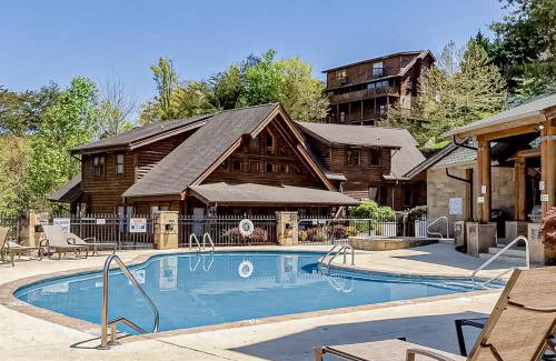 Pigeon Forge Apartment | Golf View 2403