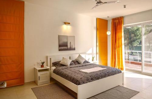 Hosur Villa | Golf View Home by StayJade, 4BHK, Projector