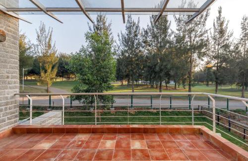 Hosur Villa | Golf View Home by StayJade, 4BHK, Projector
