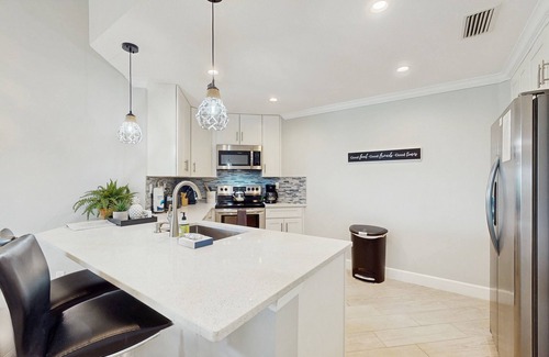 Isla del Sol Condo | Golf-view retreat with heated pool and hot tub - central AC & private W/D