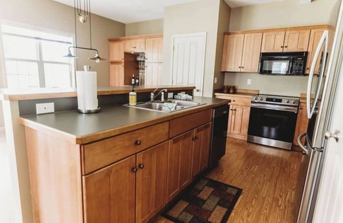 Chief Golf Cottages Villa | GolfCondo-ChiefCourse - Pool- Hole # 2 backyard
