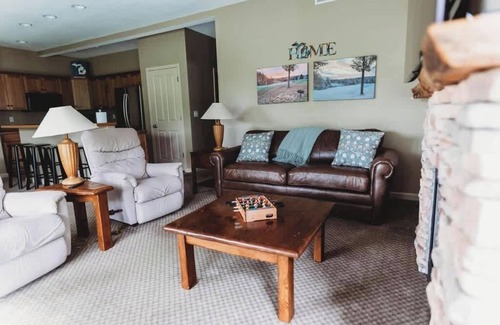 Chief Golf Cottages Villa | GolfCondo-ChiefCourse - Pool- Hole # 2 backyard