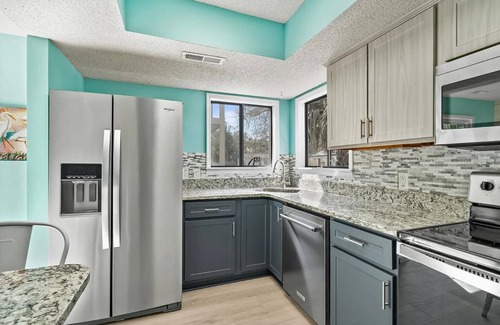 Crescent Beach House | Golfer's Paradise - 3-bedroom home - private hot tub - quick walk to the ocean!