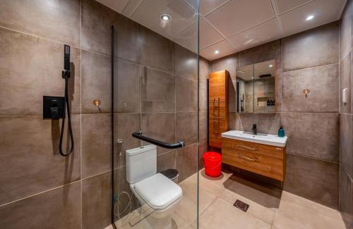 Al Hamra Village Apartment | Golfside Serenity - Stylish 1 BHK by FREE Holiday Homes