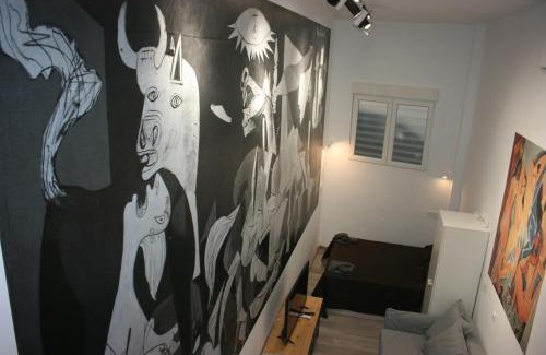 La Trinidad Apartment | Golondrinas de Malaga "Apartamentos con mucho Arte" y terraza solarium en coliving