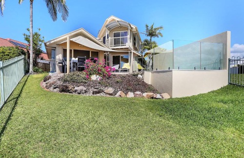 Noosaville House | Gone Fishin' - Noosa Waters