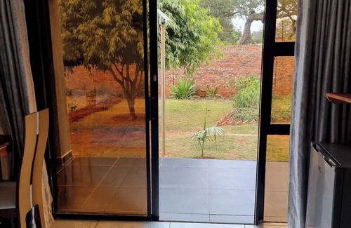 Harare East House | Gono Compound 2 - B&B with Queen bedn