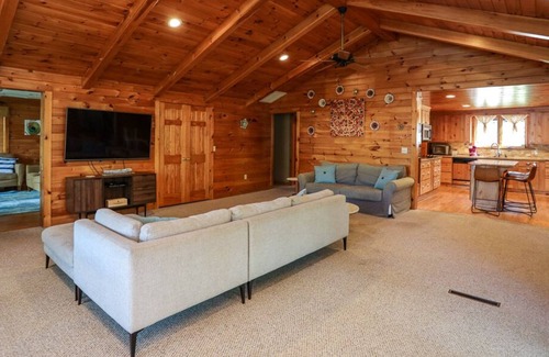 Honeoye Cottage | Good Vibe Getaway: Luxury Family Retreat!