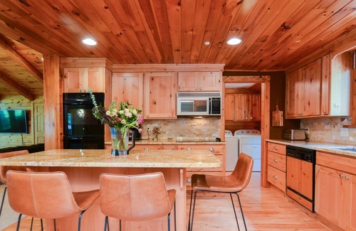 Honeoye Cottage | Good Vibe Getaway: Luxury Family Retreat!