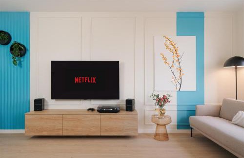 Prague 13 Apartment | Good Vibe Studio near Metro - Garage, Air-Conditioning, Vinyl player