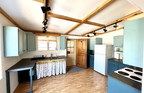 Winnipeg Beach Cottage | Good Vibes at The Lake, 1 Block From Beach!
