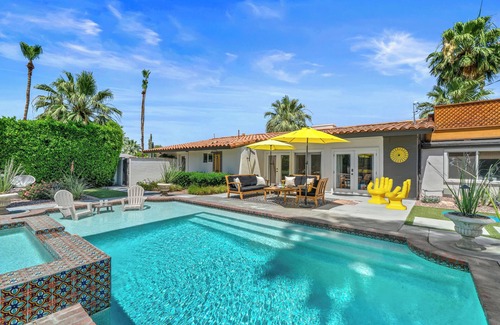 Warm Sands House | Good Vibes Only – Historic Spanish Hacienda with Pool, Spa, Fire Pit & Mountain Views
