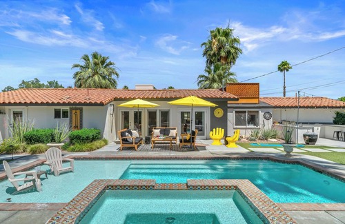 Warm Sands House | Good Vibes Only – Historic Spanish Hacienda with Pool, Spa, Fire Pit & Mountain Views