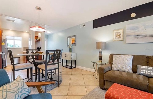 Siesta Key Condo | Good Vibrations- Stay right ON the beach in Siesta Key! Sleeps 6