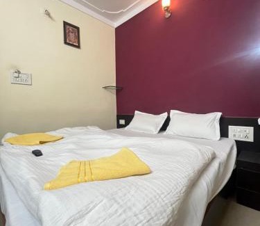 Nathdwara Hotel | Gopi Nikunj I just opposite shreenathji temple back gate 20mtr I 966o9o1oo6