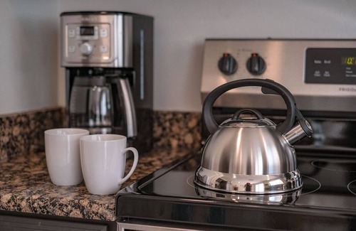 East Mesa House | Gordon Way Vacay ~ 30-Day Stay for Families & Pets Near Golf ~Trail~Lakes & More