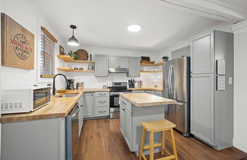 Lansing House | Gorge BasecampFirepitDeck Near AOTG