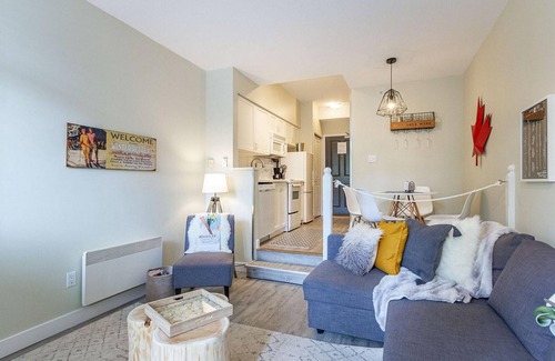 Village North Condo | Gorgeous 1 bed/1 bath with full hotel amenities
