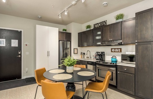 Kingfield Apartment | Gorgeous 1-Bed Apartment-Walk to Uptown! Lightning Fast WiFi@In-Unit W/D@Keurig