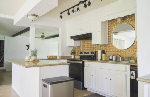 Montgomery House | Gorgeous 10 Acre Farmhouse + Lake Conroe Area + Private Pond
