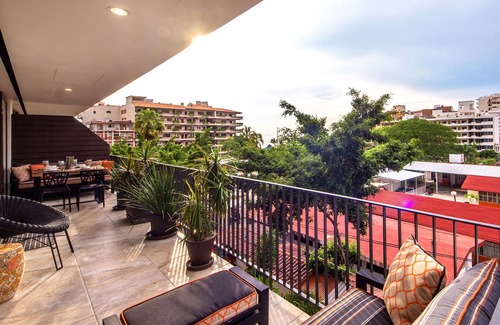 Romantic Zone Condo | Gorgeous 2 Bd/2.5 Ba Modern Condo with Rooftop Pool/Terrace with Ocean Views