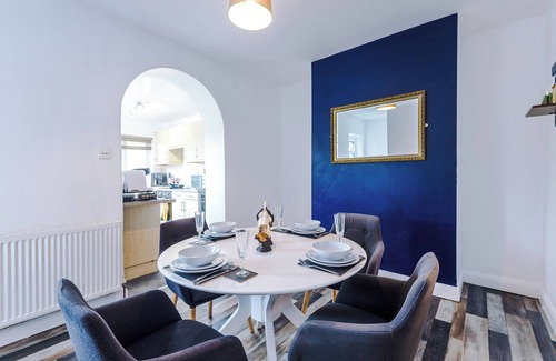 Elland House | Gorgeous 2 bed house, Sleeps 6, Pet-friendly, Free parking