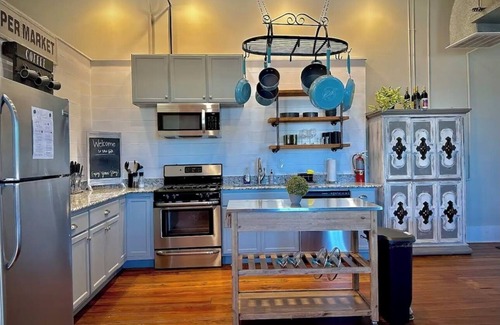 Denison Apartment | Gorgeous 2-bedroom loft in Downtown Denison, washer/dryer, KING bed, WiFi, patio