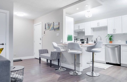 Crescent Heights Apartment | Gorgeous 2Br Condo w Parking Patio Coffee!