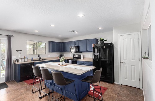Pecan Creek House | Gorgeous 3 bed/2.5 Bath w/Heated Pool in San Tan Valley