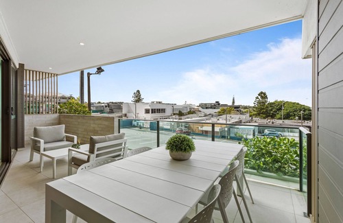 Bulimba Apartment | Gorgeous 3-Bed Apartment with City Views