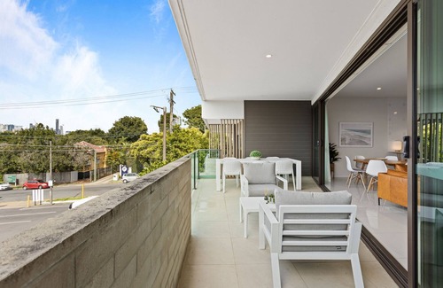 Bulimba Apartment | Gorgeous 3-Bed Apartment with City Views