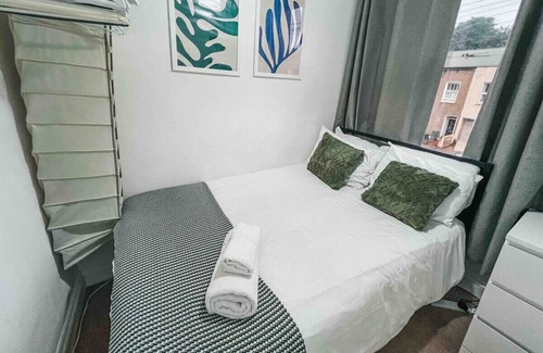 Tooting Apartment | Gorgeous 3 Bed + Garden Office by StayByNumbers