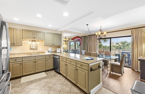 Destin Condo | Gorgeous 3 bedroom 2 bath unit. Beachfront property!