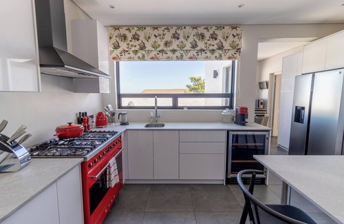 Somerset West Villa | Gorgeous 3-bedroom villa with mountain and ocean views in Somerset West