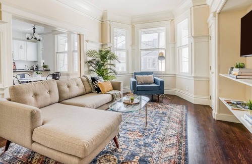 Russian Hill Apartment | Gorgeous 3 BR Condo in North Beach, Near Landmarks