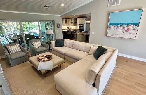 Sanibel Condo | Gorgeous! 300 yards to beach; pool, elevator; Pup